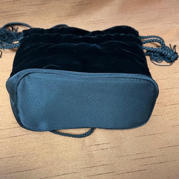 Drawstring velvet pouch - Picture 3 of 7